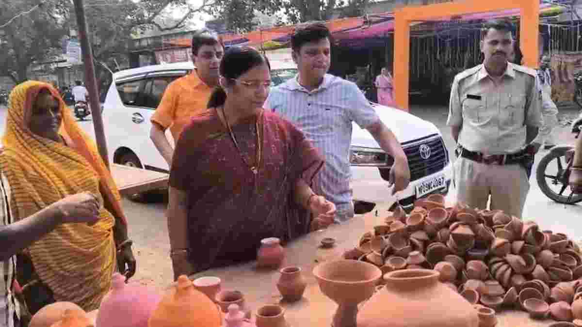 VIP कल्चर छोड़ मंत्री ने की खरीदीः लोकल मार्केट से पूजा सामग्री खरीदकर UPI से किया पेमेंट, ई-रिक्शा से पहुंची बाजार