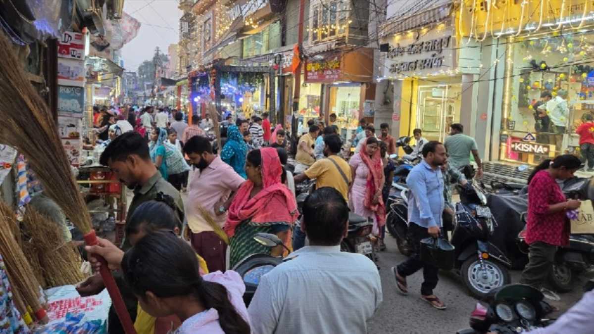 धनतेरस पर टूटा खरीदारी का रिकॉर्ड: 1 लाख करोड़ की हुई खरीदारी, सोना-चांदी में ₹60,000 करोड़ की बिक्री, ऑटो सेक्टर में मारुति ने मारी बाजी