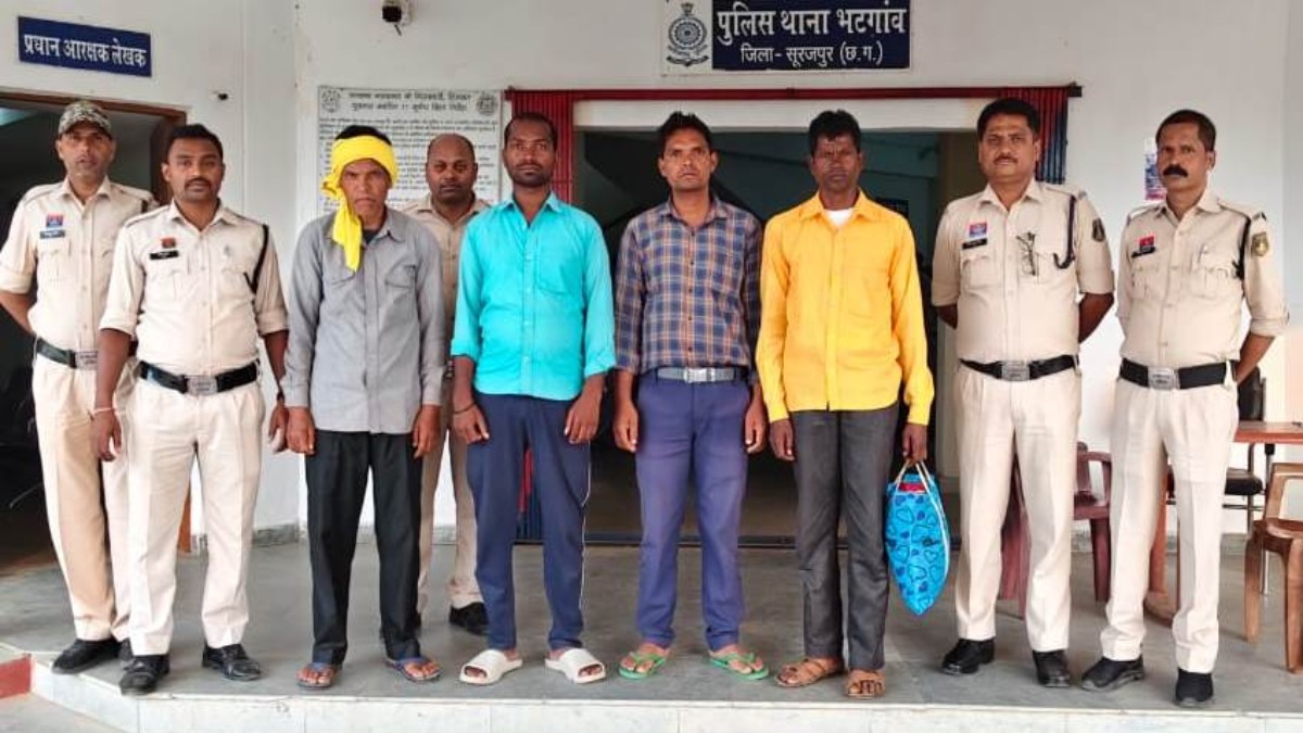 धर्मांतरण पर बड़ी कार्रवाई : बीमारी और गरीबी दूर करने का झांसा देकर धर्म परिवर्तन की कोशिश, पुलिस ने 4 आरोपियों को किया गिरफ्तार