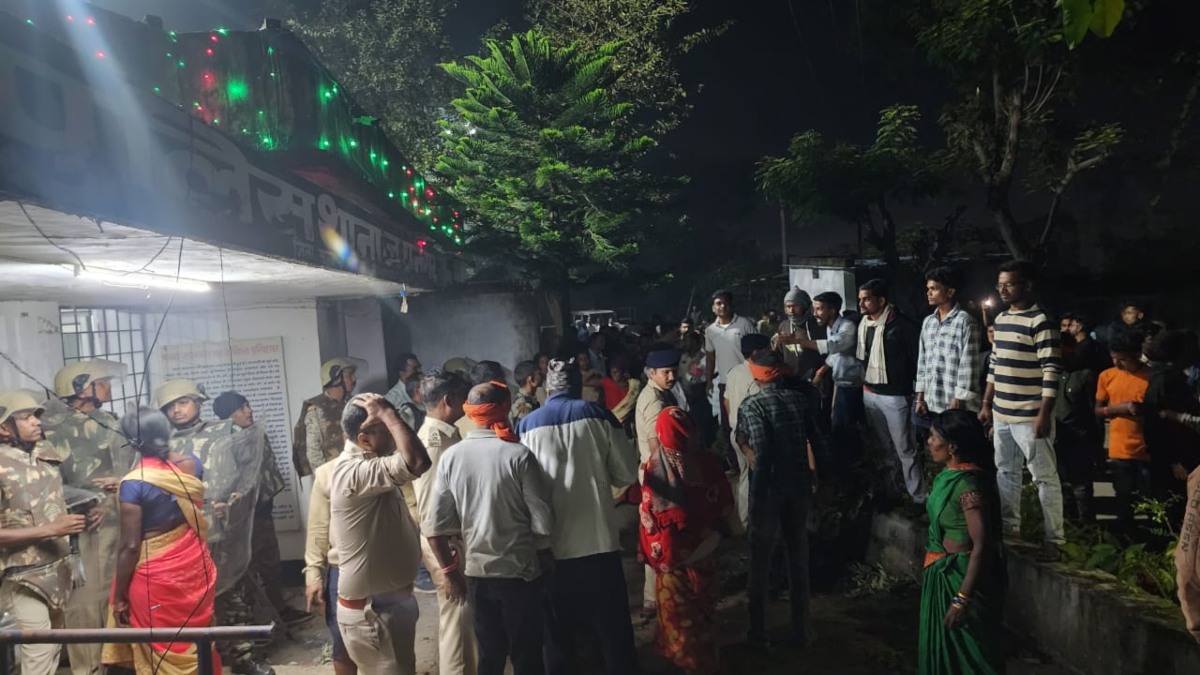 CG Breaking News : पुलिस की जुआ छापेमारी के दौरान दर्दनाक हादसा, कुएं में गिरने से युवक की मौत, आक्रोशित ग्रामीणों ने थाने में की तोड़फोड़