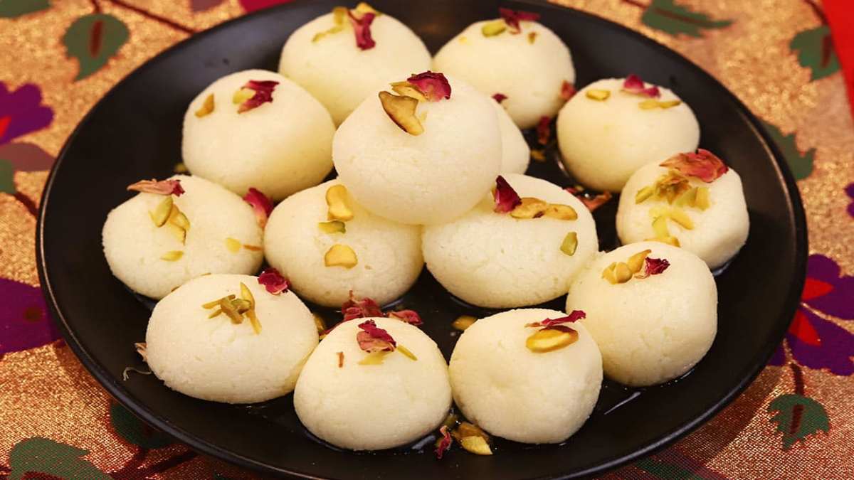 दिवाली में मेहमानों को खिलाएं अपने हाथों से बने रसगुल्ले, बहुत स्वादिष्ट लगती है ये मिठाई
