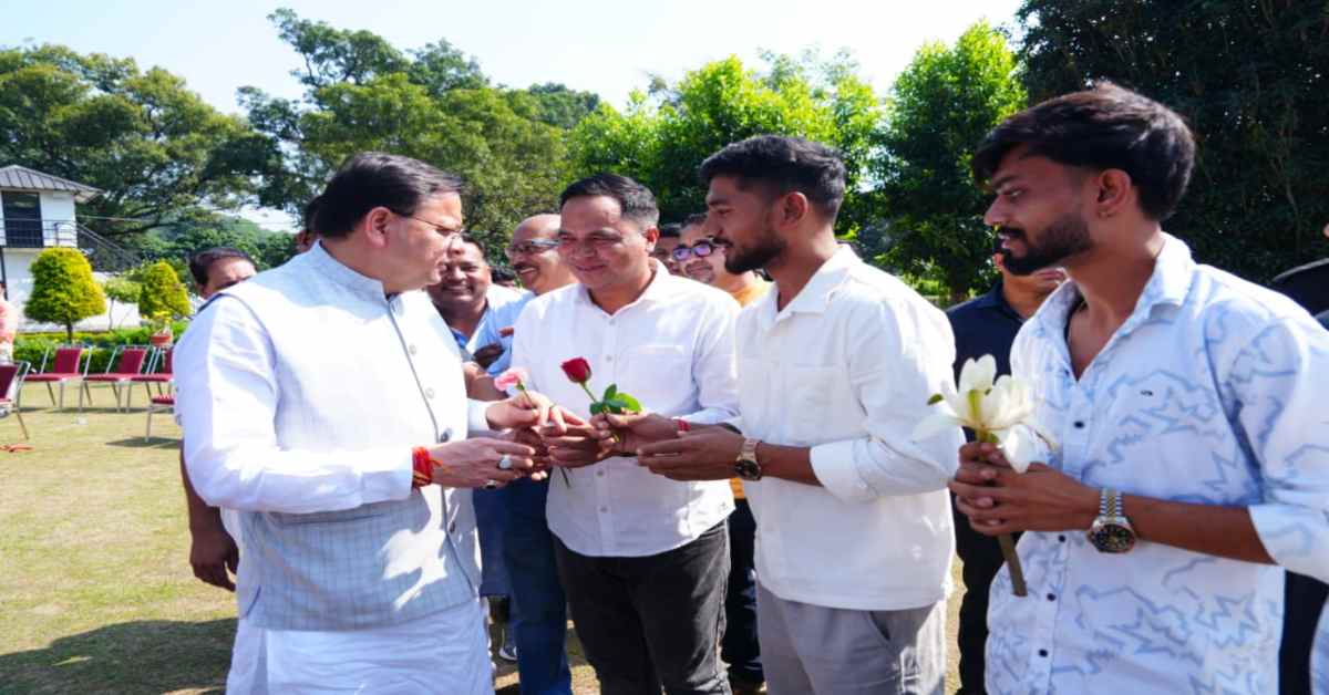 CM आवास पर लोगों का जुटा हुजूम, CM धामी ने मुलाकात कर कहा- दीपावली हमें अंधकार पर प्रकाश, बुराई पर अच्छाई और…