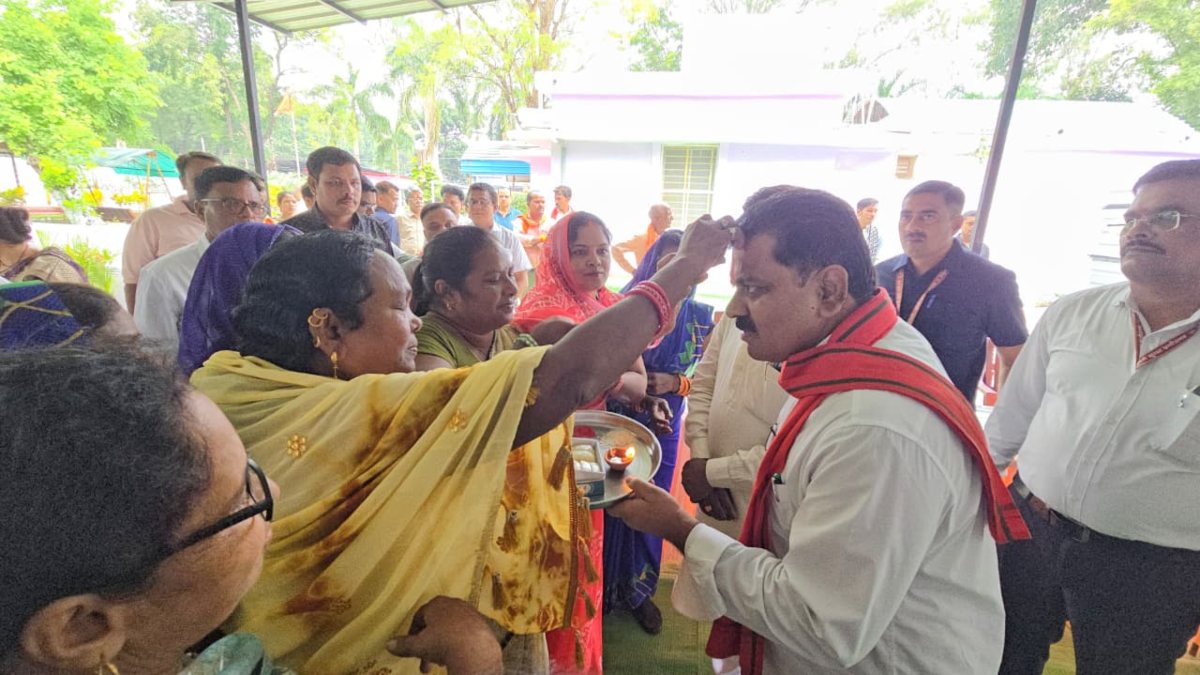 प्रदेश में पहली बार दीपावली पर डिप्टी सीएम विजय शर्मा ने स्वच्छता दीदियों और कमांडो के साथ किया जलपान, कवर्धा को प्रदेश का सबसे स्वच्छ शहर बनाने का लिया संकल्प