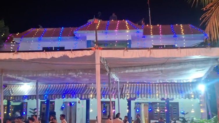 दिवाली पर बगिया में रोशनी से जगमग हुआ मुख्यमंत्री निवास, सीएम ने अपने परिवार के साथ मनाया दीपोत्सव, प्रदेशवासियों को दी शुभकामनाएं