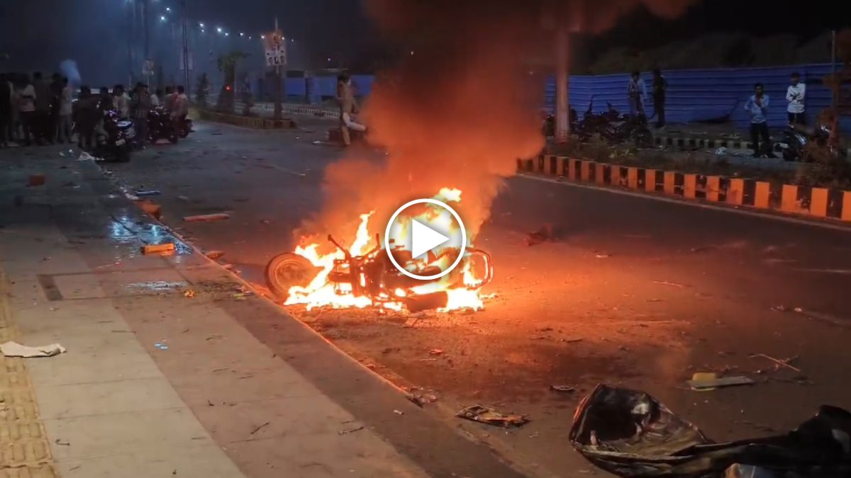 दीपावली के जश्न में हादसा : उड़ता रॉकेट स्कूटी पर गिरा, देखते ही देखते जलकर खाक हुई गाड़ी