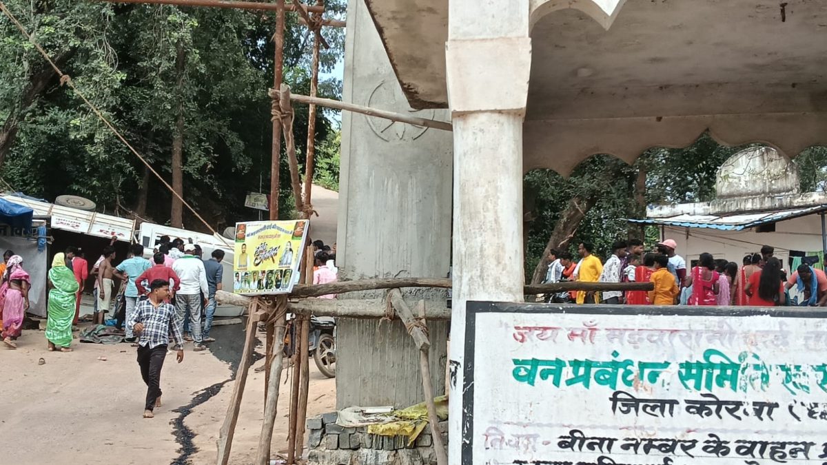 CG Breaking News : मंदिर जा रहे श्रद्धालुओं से भरी पिकअप पलटी, कई लोग चोटिल, मौके पर मची अफरा-तफरी