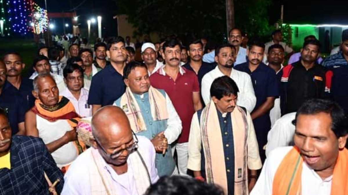 CM माझी ने अपने जन्मस्थान का दौरा किया, ग्रामीणों और परिवार के साथ मनाई दिवाली