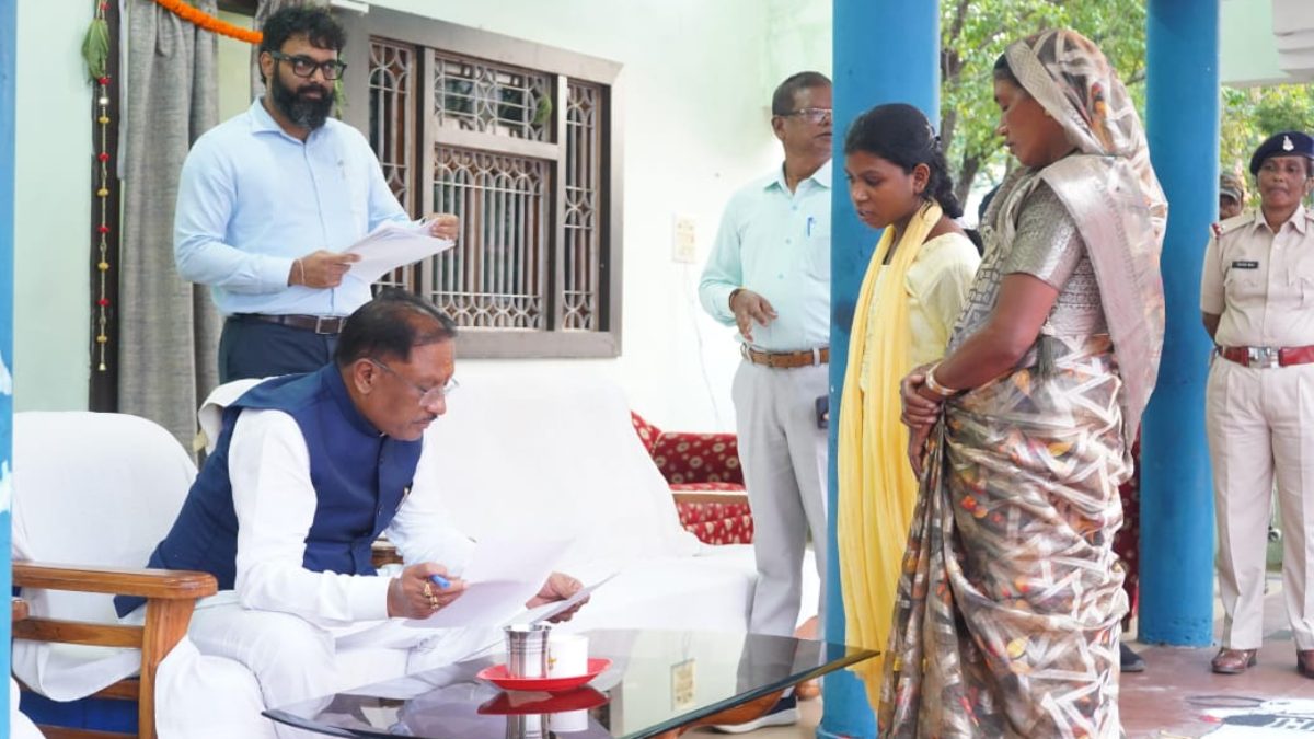 मुख्यमंत्री साय ने बगिया में सुनी आम जनता की समस्याएं, अधिकारियों को त्वरित निराकरण के दिए निर्देश
