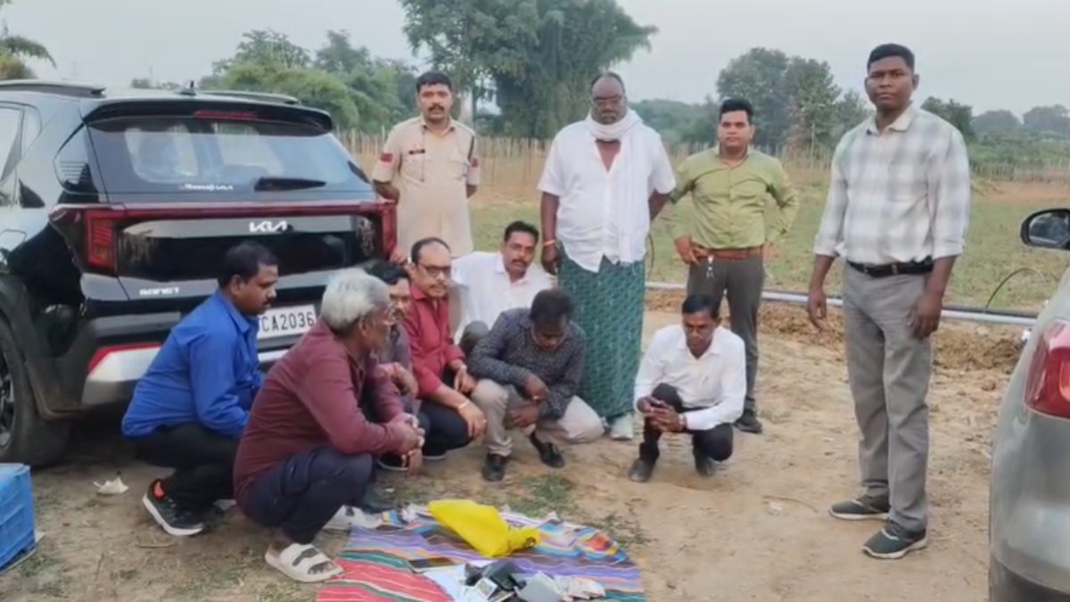 फार्म हाउस में चल रहा था जुआ, पुलिस ने छापेमारी कर 9 लोगों को किया गिरफ्तार, 3 कार, कैश और मोबाइल जब्त