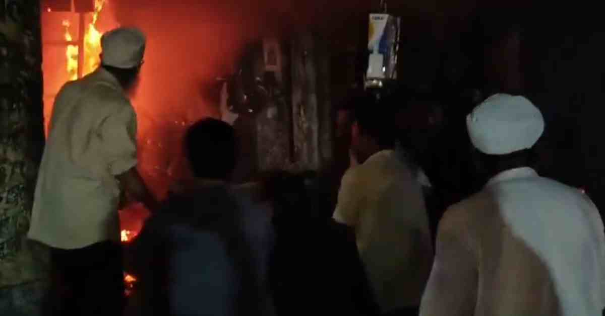 मुजफ्फरनगर में बड़ा हादसा: 3 दुकानों में लगी भीषण आग, चूल्हा रिपेयरिंग व सिलाई मशीन की दुकानें जली