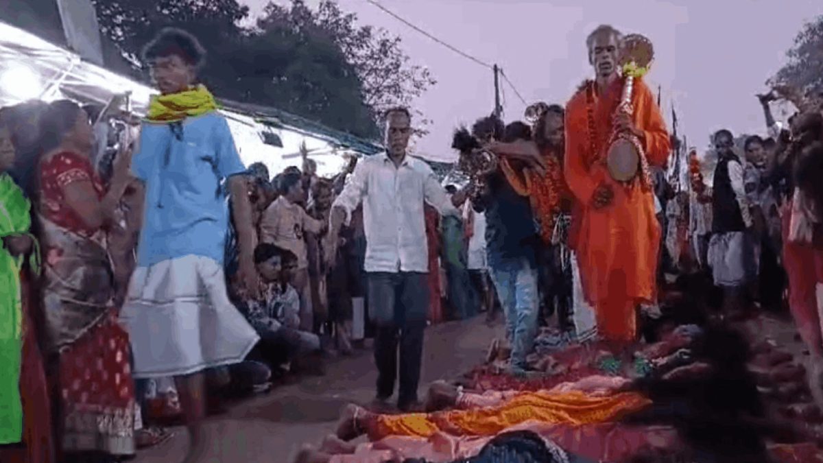 महिलाओं के ऊपर चलने की अंधविश्वासी परंपरा बंद हो – डॉ. दिनेश मिश्र
