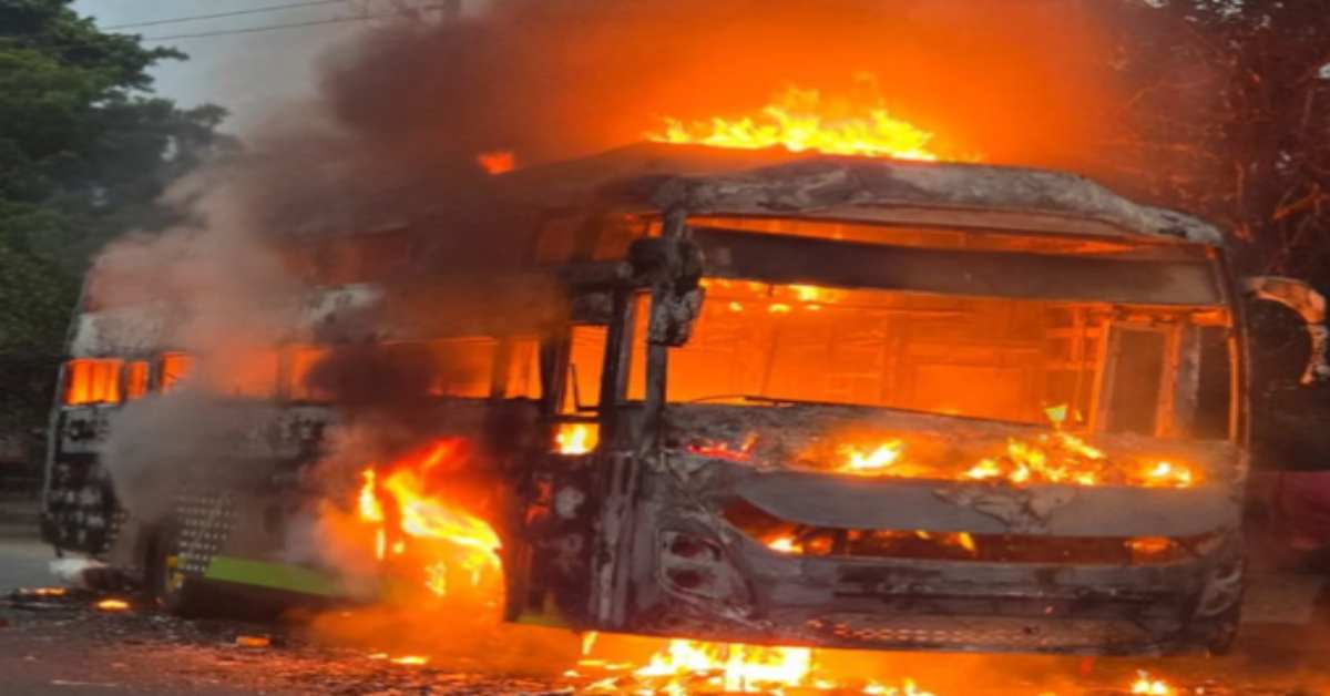 कितना भयावह मंजर है..! 100 यात्रियों से भरी बस में लगी आग, मच गई चीख-पुकार, उसके बाद जो हुआ…