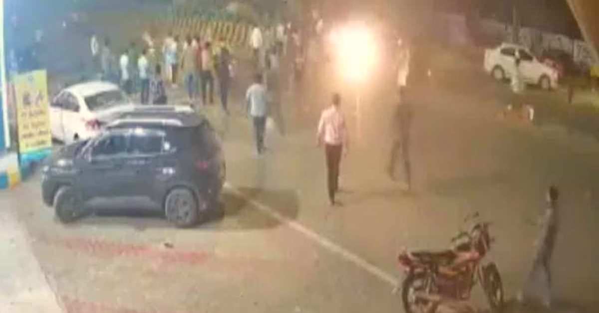 खाली सड़क, तेज रफ्तार और भीषण हादसाः बाइक को कार ने मारी ठोकर, काफी दूर तक घसीटता रहा युवक, खौफनाक मंजर का VIDEO वायरल