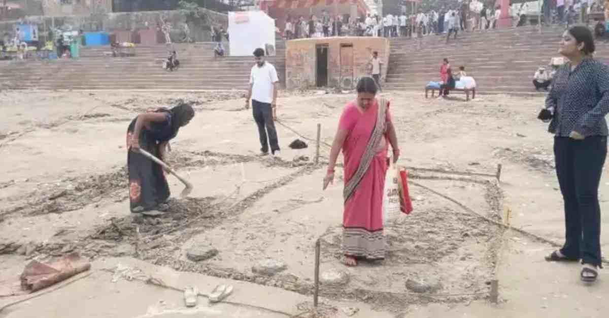Chhath Puja 2025: अस्सी घाट पर छठ पूजा की तैयारियां तेज, सफाई कर बेदी बनाने लगी महिलाएं