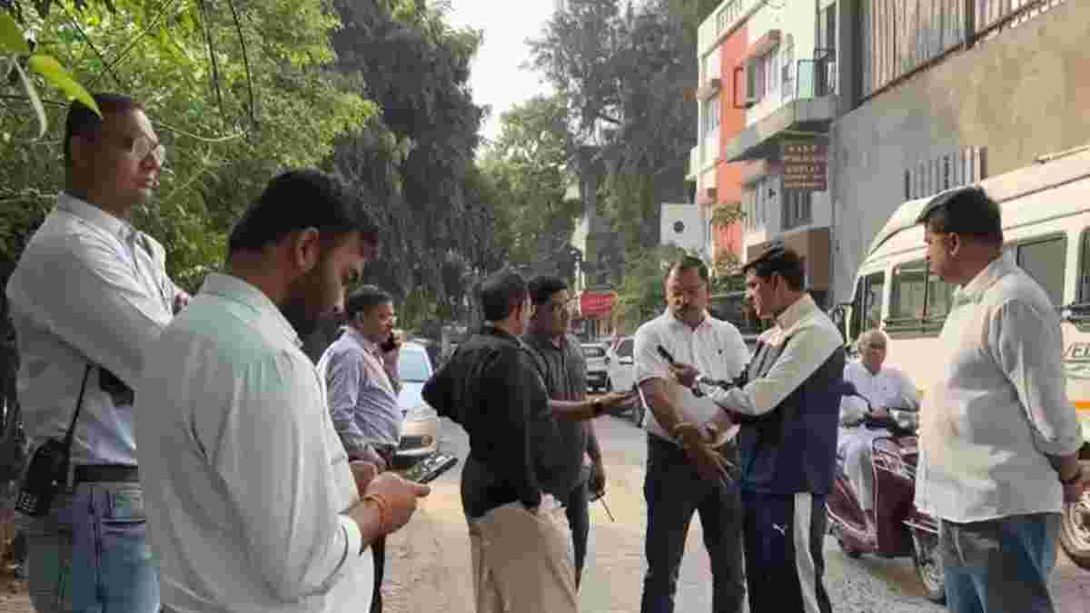 इंदौर महापौर भार्गव का सख्त रुख: इंडस्ट्री हाउस पुल स्थल का किया निरीक्षण, लापरवाह ठेकेदार पर गिरी गाज