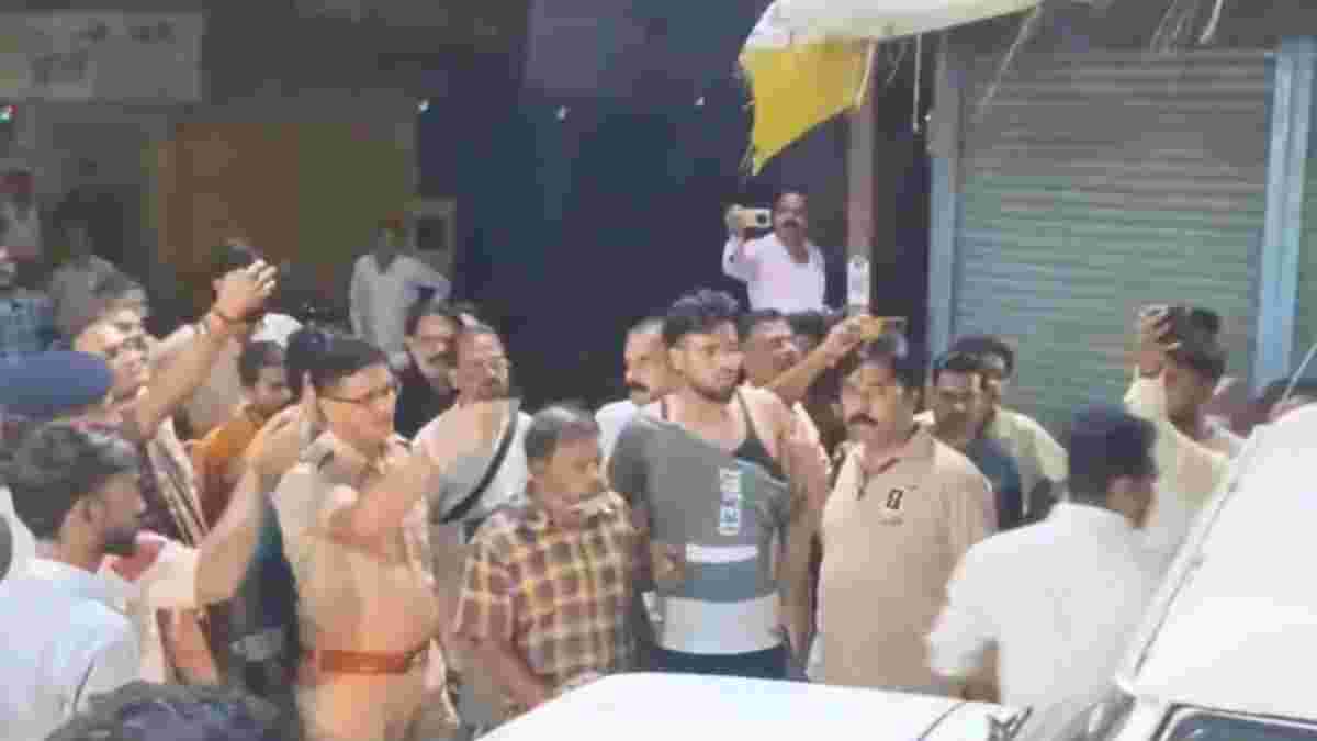 जनपद सदस्य बेटे के साथ गिरफ्तारः साइड देने के विवाद पर लाइसेंसी बंदूक की बट से ठेकेदार पर किया हमला