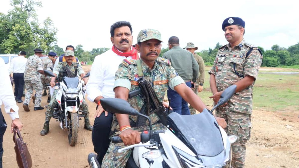 बस्तर में विकास और पर्यटन का नया अध्याय : सुदूर नक्सल प्रभावित क्षेत्र ग्राम नंबी पहुंचे डिप्टी सीएम विजय शर्मा, बोले- नक्सली हथियार छोड़ें, सरकार लाल कालीन बिछाकर करेगी स्वागत