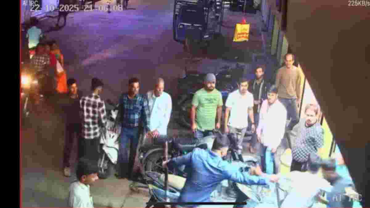 फिल्मी स्टाइल में गुंडों ने मचाया आतंकः कार से बदमाशों ने युवक का किया पीछा, दुकान में घुसे युवक को बाहर निकालकर बेरहमी से की पिटाई, वीडियो वायरल