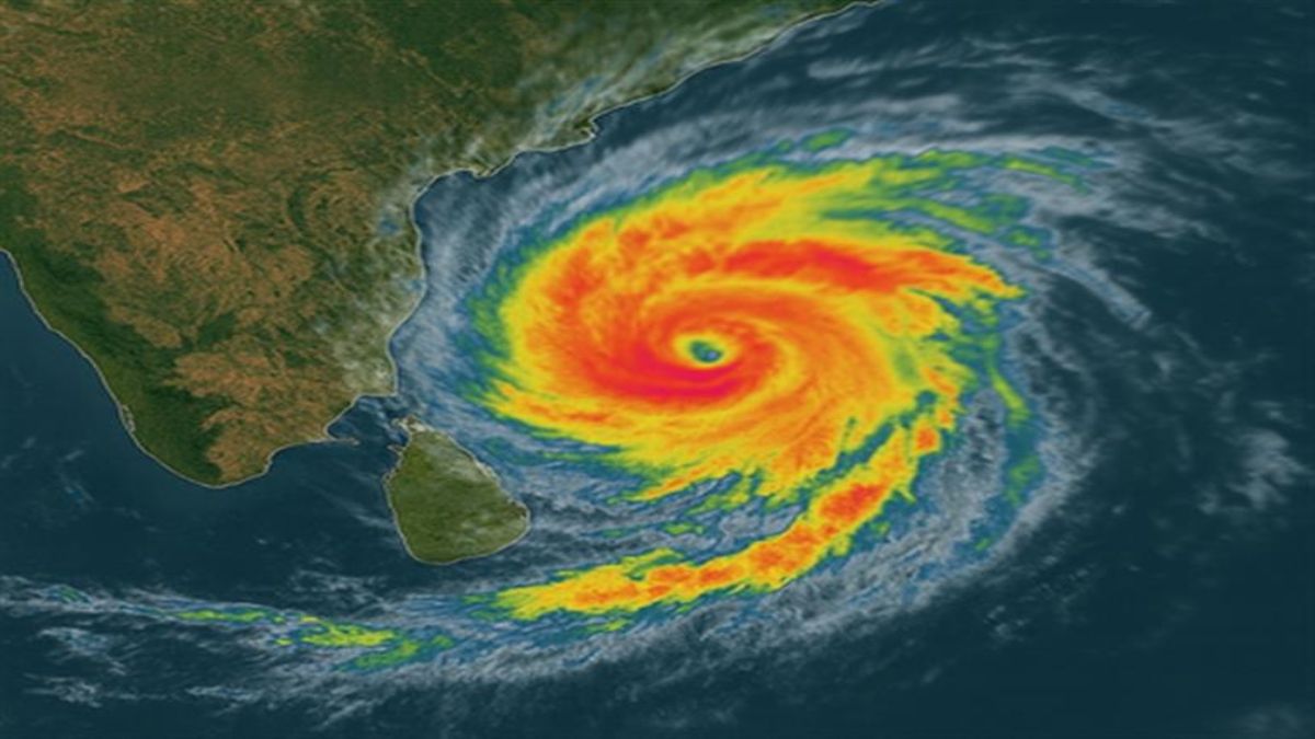 चक्रवात ‘मोंथा’ का कहर: विशाखापत्तनम से 890 किमी दूर, ओडिशा-आंध्र में अलर्ट जारी