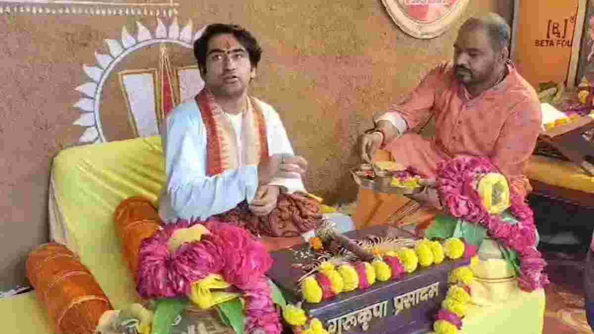 बागेश्वर धाम में संगीतमय श्री सत्यनारायण कथाः पंडित धीरेंद्र शास्त्री बोले- जीत भीड़ के साथ नहीं, भगवान के साथ होती है