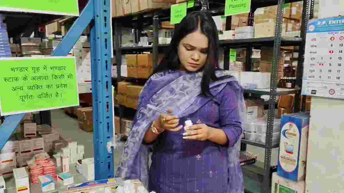 ग्वालियर सिरप मामले में बड़ा एक्शनः ड्रग इंस्पेक्टर अनूभूति शर्मा निलंबित, नियंत्रक खाद्य एवं औषधि प्रशासन ने की कार्रवाई
