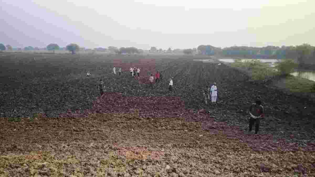 गांव का सरकारी तालाब गायब: समतल कर दबंग कर रहे खेती, पंचायत की शिकायत पर नहीं हुई कोई कार्रवाई
