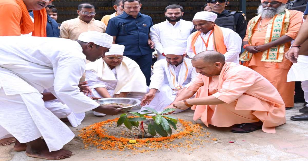 सीएम योगी ने किया श्री क्षमादेवजी और श्री गुरुमन साहेब की नई मूर्तियों का अनावरण, परिसर में लगाया रुद्राक्ष का पौधा