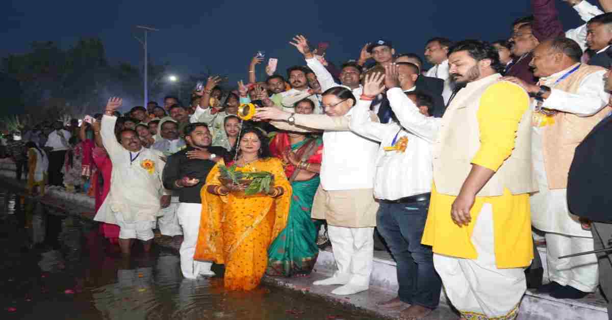 ‘छठ हमारी सनातन संस्कृति की उज्ज्वल परंपरा का प्रतीक…’, CM धामी ने अस्ताचलगामी सूर्य को दिया अर्घ्य, प्रदेश की सुख, समृद्धि व खुशहाली की कामना