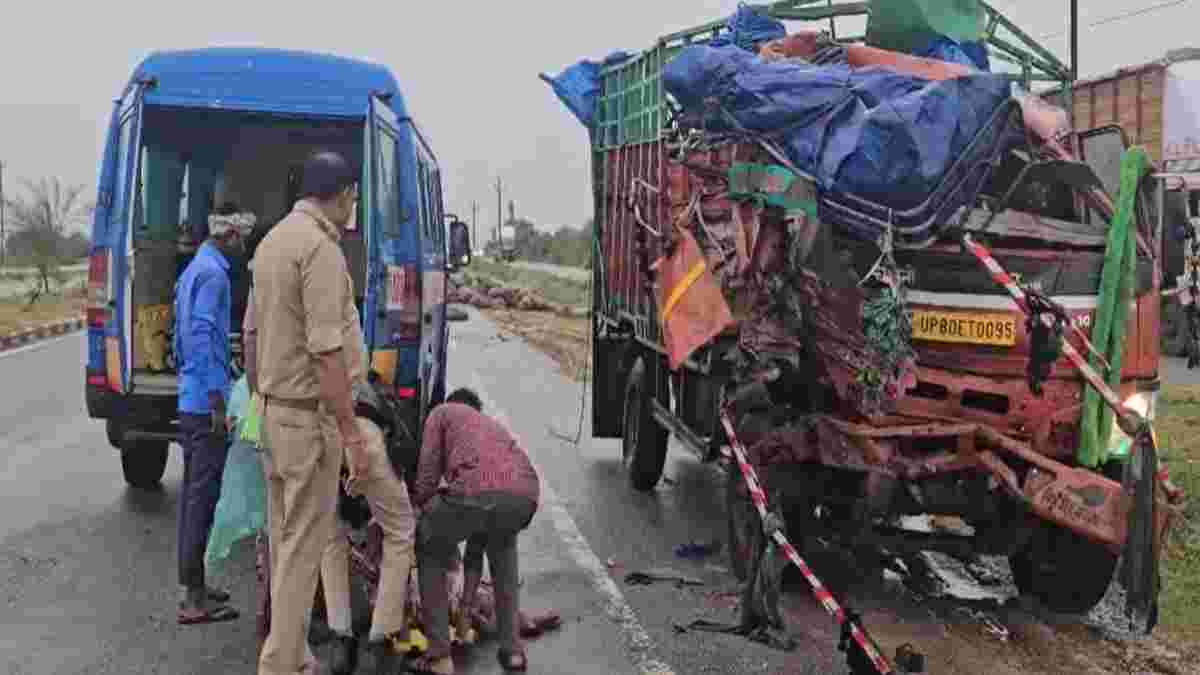 रफ्तार का कहरः मालवाहक ने बस को पीछे से मारी टक्कर, आगरा निवासी चालक की मौत, इधर आलू से भरे ट्रक में लगी आग, ड्राइवर ने कूदकर बचाई अपनी जान