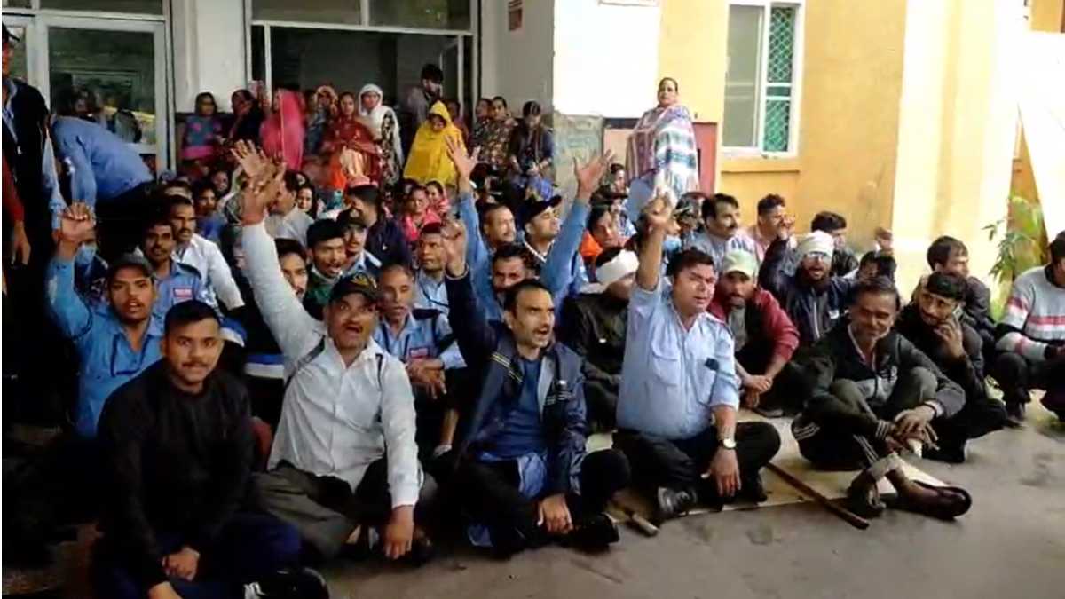 जयारोग्य अस्पताल में काम बंद हड़तालः कर्मचारी हुए उग्र, अस्पताल अधीक्षक को घेरा, प्रदर्शन जारी
