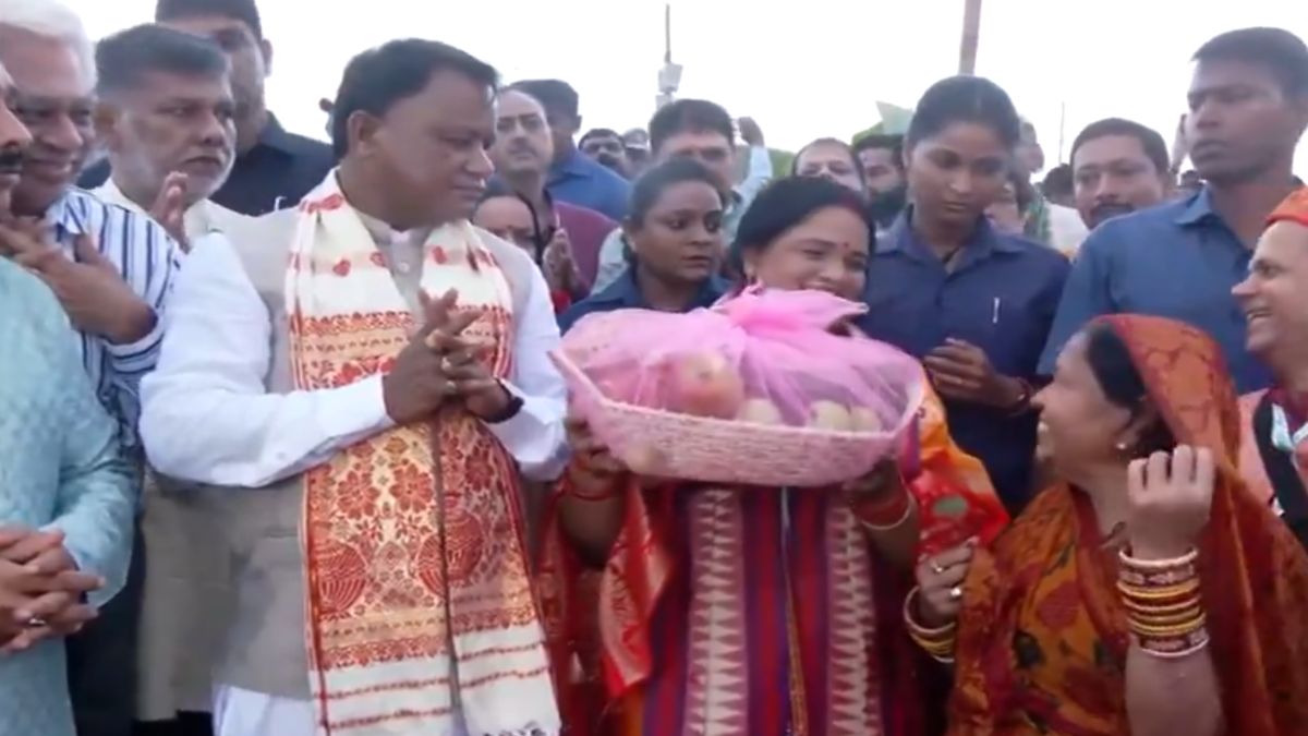 छठ पूजा 2025: उगते सूर्य को अर्घ्य देकर व्रतियों ने मांगी सुख-समृद्धि की कामना, CM मोहन माझी हुए शामिल