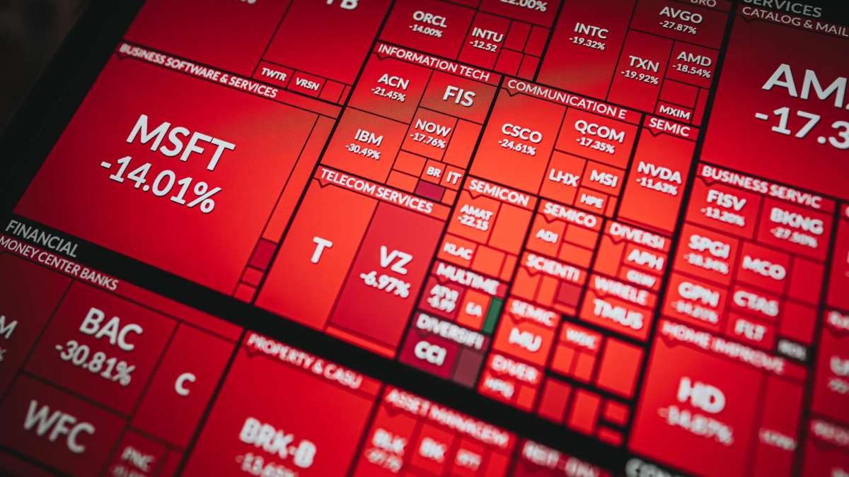 शेयर बाजार में अचानक भूचाल: सेंसेक्स 400 अंक लुढ़का, आखिर कल की तेजी आज क्यों थमी?