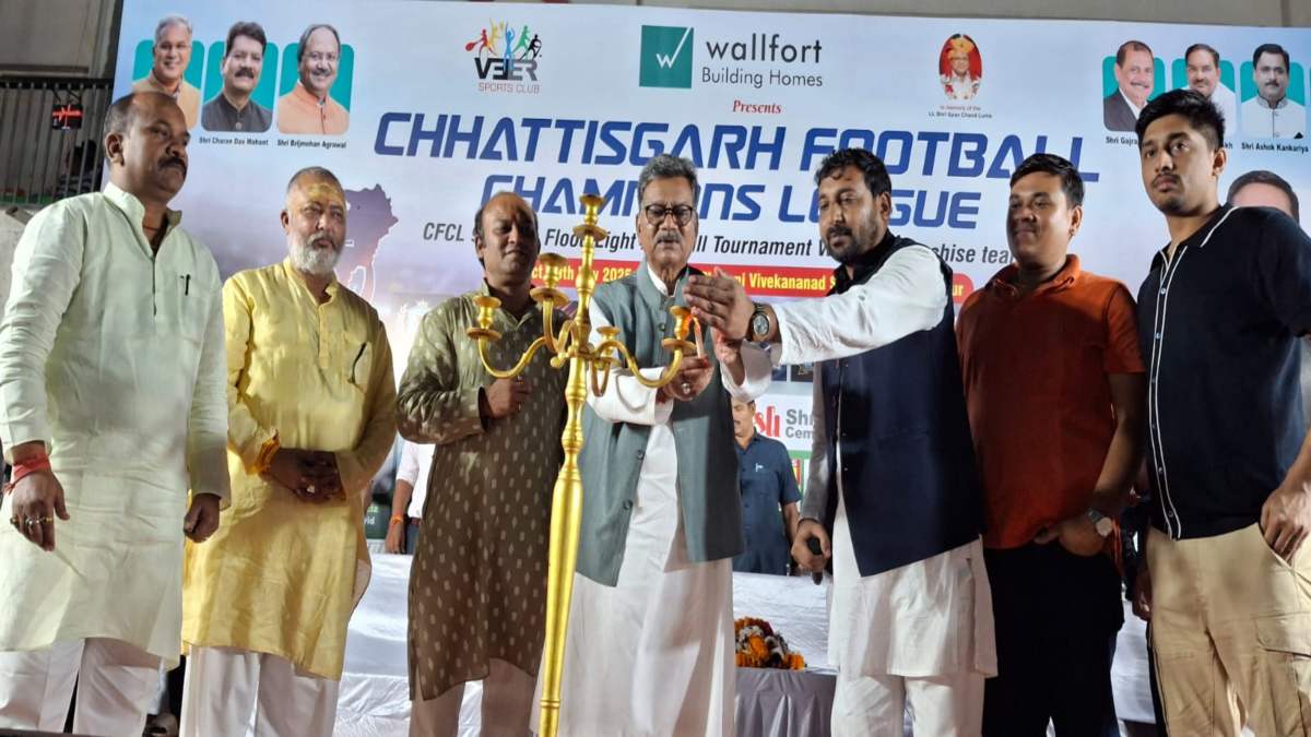 छत्तीसगढ़ फुटबॉल चैंपियंस लीग का शानदार शुभारंभ, विधानसभा के नेता प्रतिपक्ष डॉ. महंत ने कहा- फुटबॉल के लिए उत्साही हैं युवा …