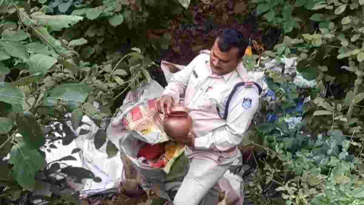 ओंकारेश्वर में तांबे के सैकड़ों लोटे मिलने से फैली सनसनीः देखते ही देखते लगी लोगों की भीड़, जांच में जुटी पुलिस