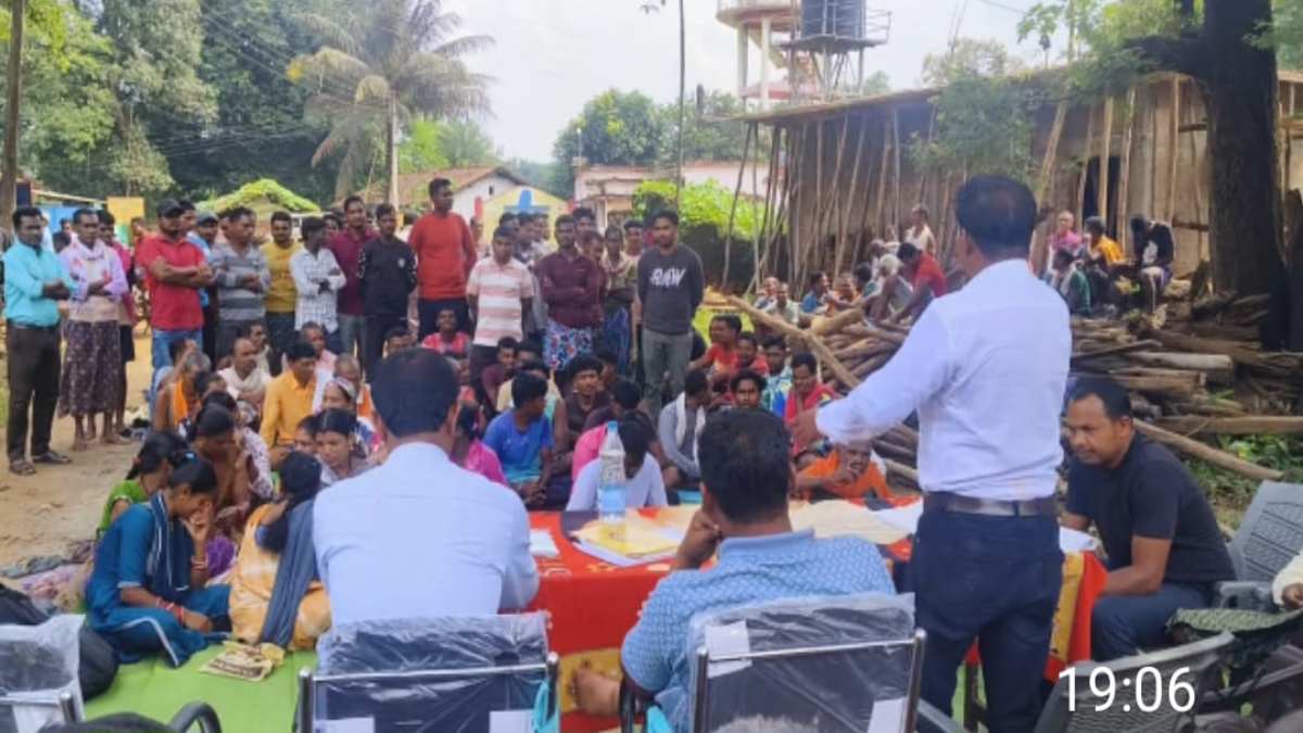 CG NEWS: शराब के नशे में ग्राम सभा पहुंचे सचिव, ग्रामीणों ने मांगी योजनाओं की जानकारी, तो मचाया हंगामा, कहा- ज्यादा से ज्यादा सस्पेंड करोगे…