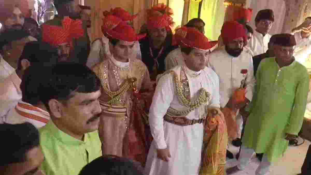 ग्वालियर में सिंधिया परिवार का राजशाही दशहरा: शाही पोशाक में ज्योतिरादित्य ने देवघर गोरखी में की पूजा-अर्चना
