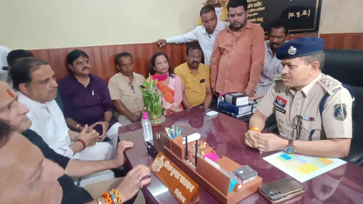राहुल गांधी को गोली मारने की धमकी पर भड़के कांग्रेसी, थाने का किया घेराव, कहा – BJP प्रवक्ता के खिलाफ FIR दर्ज नहीं होने पर कोर्ट का दरवाजा खटखटाएंगे