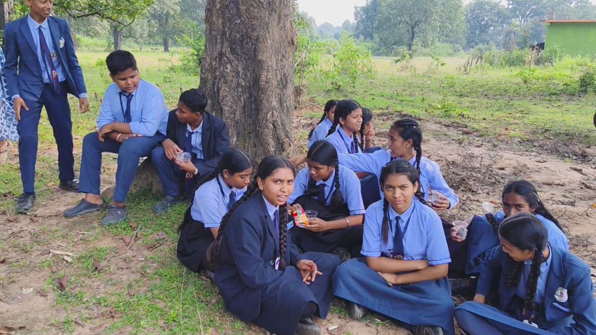 शिक्षिका को हटाने धरने पर बैठे स्टूडेंट्स : छात्रों ने कहा – तीन सालों से कर रही प्रताड़ित, कलेक्टर और विधायक से अच्छे संबंध होने की देती है धौंस