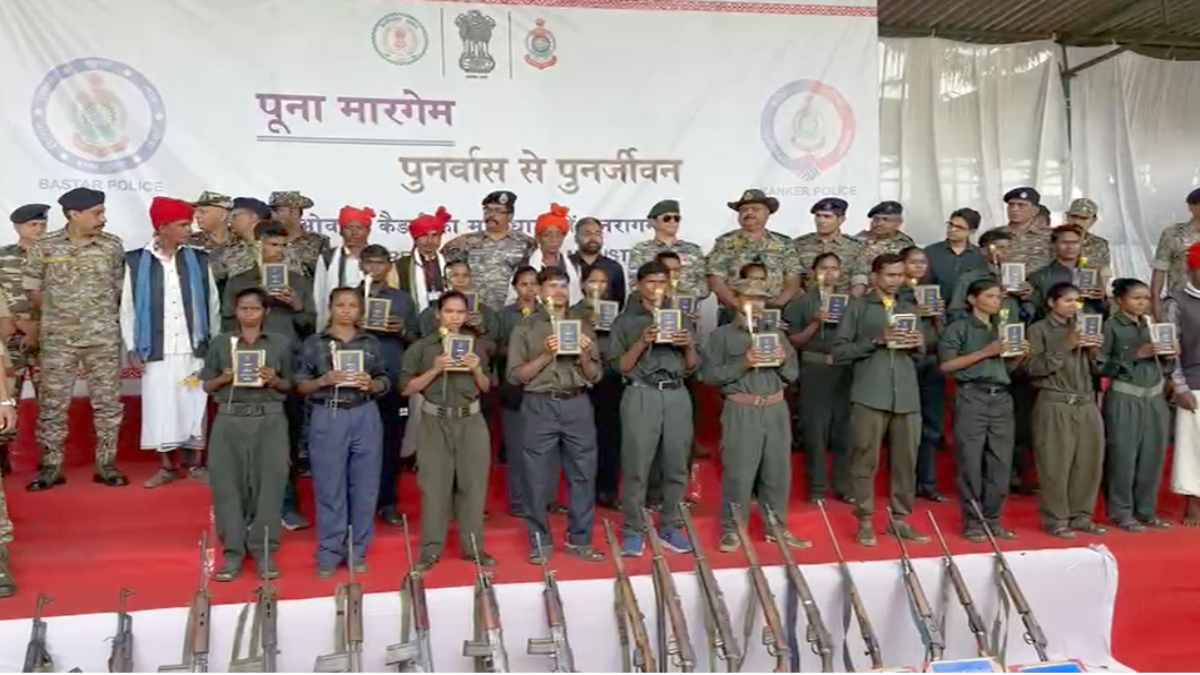21 नक्सलियों ने AK-47 समेत अन्य हथियारों के साथ किया आत्मसमर्पण, रेड कारपेट बिछाकर किया गया स्वागत