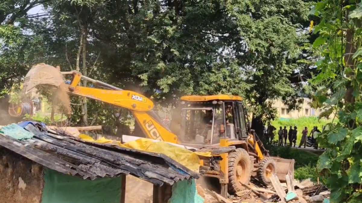 रेलवे कॉलोनी में 32 अवैध घरों पर चला बुलडोजर, कांग्रेस ने किया कार्रवाई का विरोध, लोगों ने सरकार से की पुनर्वास की मांग