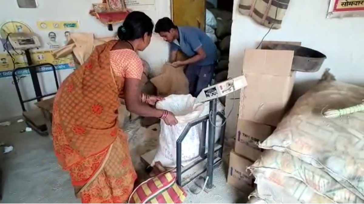 सिस्टम की बड़ी लापरवाही : पीडीएस दुकानों में वितरण के लिए भेजा फफूंद लगा चावल, शिकायत के बाद हरकत में आया विभाग