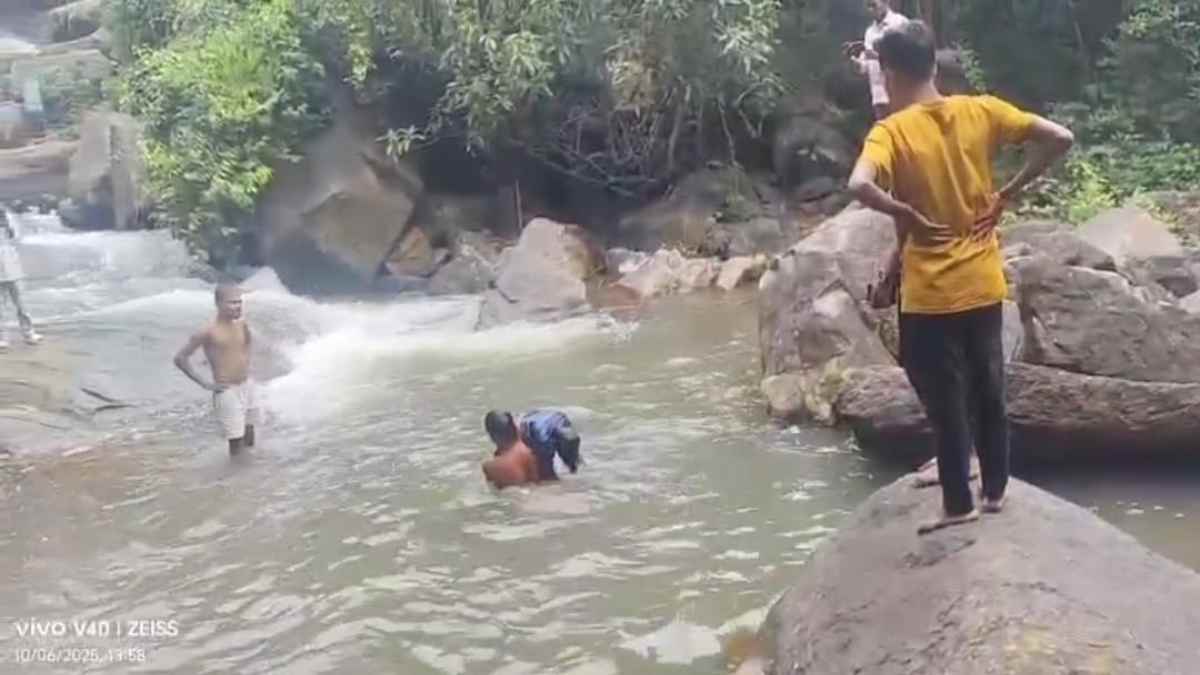 कुएंमारी जलप्रपात में हादसा : फोटो लेते समय फिसला पैर, 40 फीट नीचे खाई में गिरने से बच्चे की मौत, ग्रामीण बोले – पर्यटन स्थल पर सुरक्षा कर्मियों की हो तैनाती