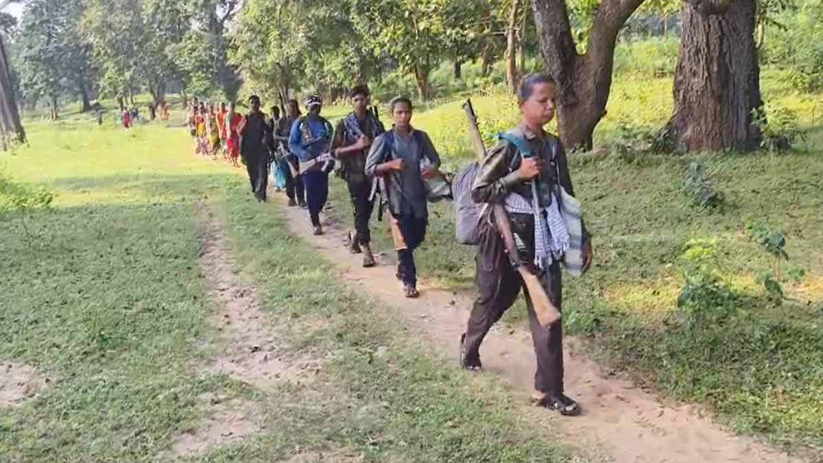 आत्मसमर्पण करने इंद्रावती नदी पार कर बीजापुर पहुंच रहा नक्सलियों का जत्था, सीएम के सामने कल करेंगे सरेंडर, देखें VIDEO