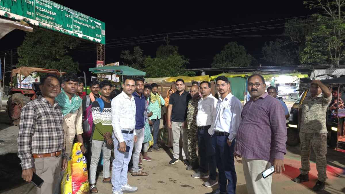 दलाल के चंगुल से छूटे 18 मजदूर, प्रशासन की त्वरित कार्रवाई से कर्नाटक से सकुशल घर लौटे ग्रामीण