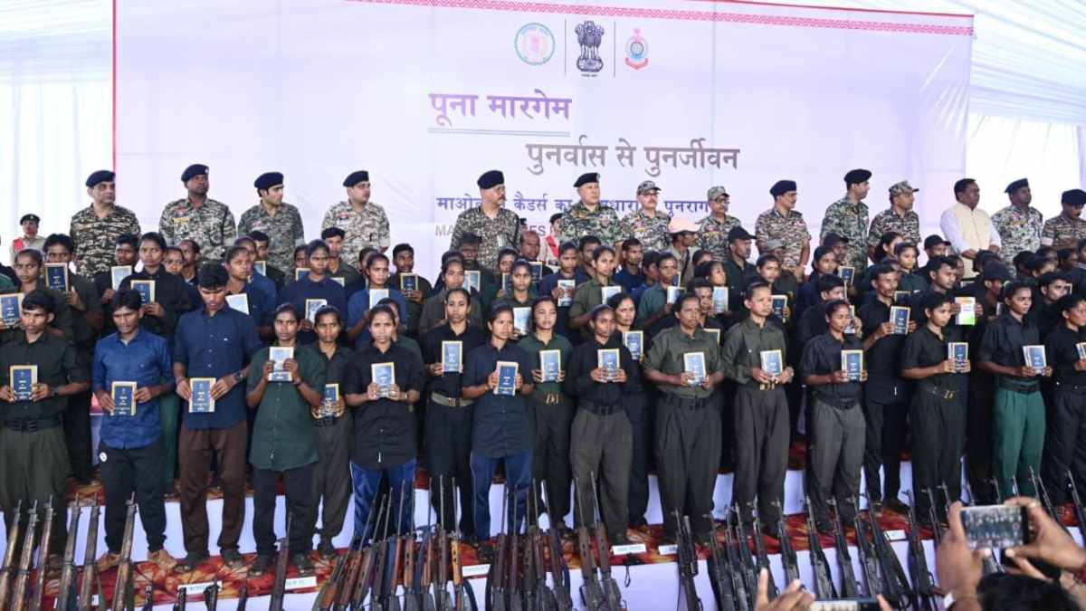 ‘पूना मारगेम – पुनर्वास से पुनर्जीवन’ : नक्सलियों का ऐतिहासिक सरेंडर, समाज की मुख्यधारा में लौटे दंडकारण्य के 210 माओवादी कैडर