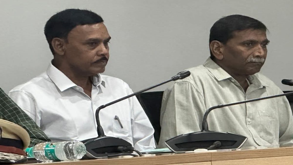 बड़ी खबर : माओवादी संगठन को दोहरा झटका, 40 साल से अधिक समय से सक्रिय दो टॉप लीडरों ने छोड़ा हिंसा का रास्ता, DGP के सामने किया आत्मसमर्पण