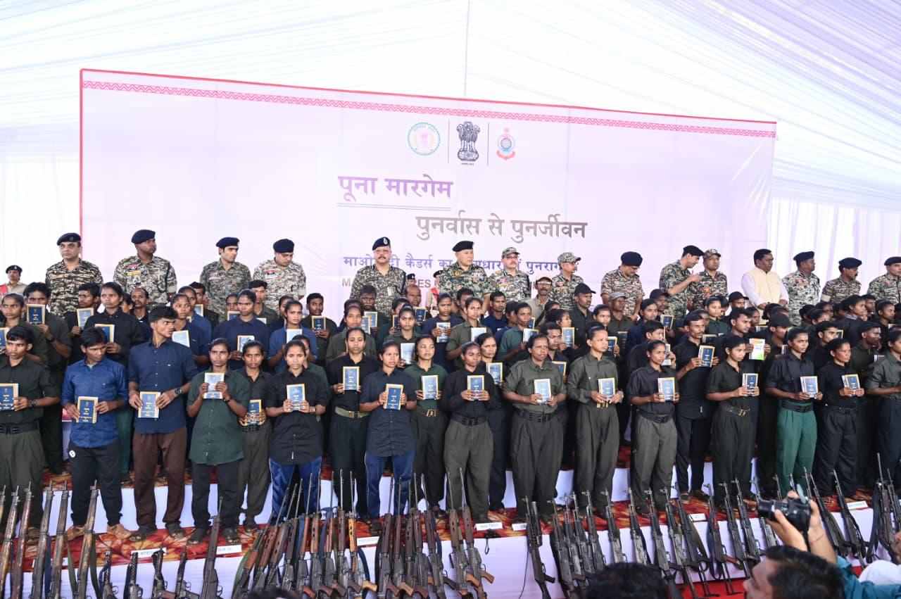 नक्सलियों का ऐतिहासिक सरेंडर : हिंसा का रास्ता छोड़ने वाले माओवादियों पर घोषित था 9.18 करोड़ का इनाम, जानिए किस पर कितना था इनाम