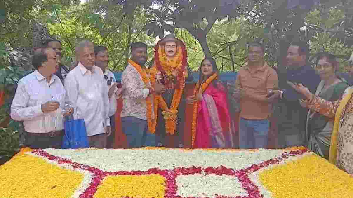 किशोर कुमार की पुण्यतिथि पर 2 गायक बने जीवनसाथीः प्रतिमा को साक्षी मानकर एक-दूसरे को पहनाई वरमाला