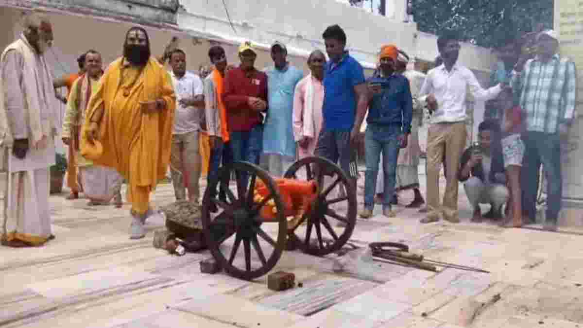 साधु संतों ने 1857 की क्रांति के अस्त्र-शस्त्र का किया पूजनः रानी लक्ष्मीबाई की शहादत स्थल पर दी सलामी