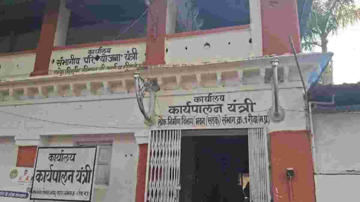 पोल शिफ्टिंग के नाम पर 1.50 करोड़ का फर्जीवाड़ा! 2 किमी के काम को दिखाया अधूरा और फिर निकाली 7 किमी की नई निविदा, एस्टीमेट से बड़ा खेला